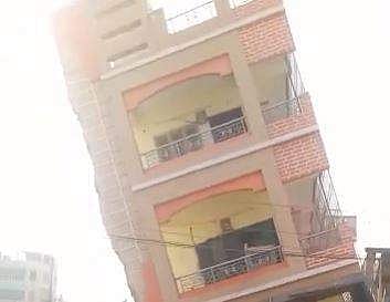 ஆந்திராவில் சம்பவம்: சீட்டுக்கட்டு போல சரிந்து விழுந்து தரைமட்டமான கட்டடம் (விடியோ)