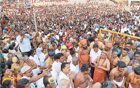 மயிலாடுதுறையில் வியாழக்கிழமை நடைபெற்ற மயூரநாதர் கோயில் கடைமுகத் தீர்த்தவாரி விழாவில் பங்கேற்ற திருவாவடுதுறை ஆதீனம் 24-ஆவது குருமகா சந்நிதானம் அம்பலவாண தேசிக பரமாசார்ய சுவாமிகள்