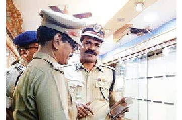 நகைக் கடையின் மேற்பகுதியில் கொள்ளையர்கள் துளையிட்டு இருப்பதைப் பார்வையிடும் காவல் துறையினர்.