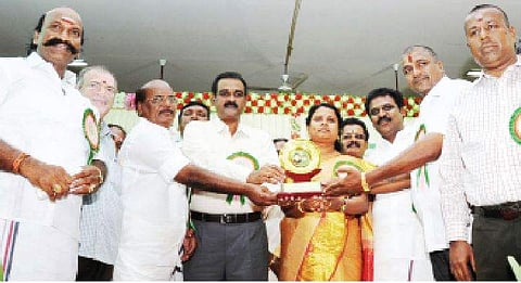 சிறந்த கூட்டுறவு சங்கங்களுக்கு கேடயம் வழங்கிய மாவட்ட ஆட்சியர் பொன்னையா. உடன் மக்களவை உறுப்பினர் மரகதம் குமரவேல், எம்எல்ஏ எழிலரசன் உள்ளிட்டோர்.