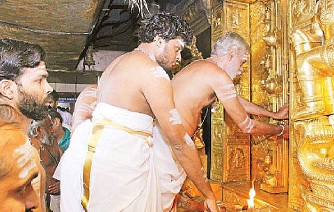 சபரிமலைக் கோயிலில் வியாழக்கிழமை அதிகாலை மண்டல கால நெய் அபிஷேகத்தை தொடக்கி வைத்த புதிய மேல்சாந்தி கே.வி.உண்ணிகிருஷ்ணன் நம்பூதிரி.