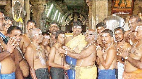 கார்த்திகை மாதம் தொடங்கியதை அடுத்து, திருச்செந்தூர் அருள்மிகு சுப்பிரமணிய சுவாமி கோயிலில் வெள்ளிக்கிழமை மாலை அணிந்து விரதம் தொடங்கிய ஐயப்ப பக்தர்கள்.