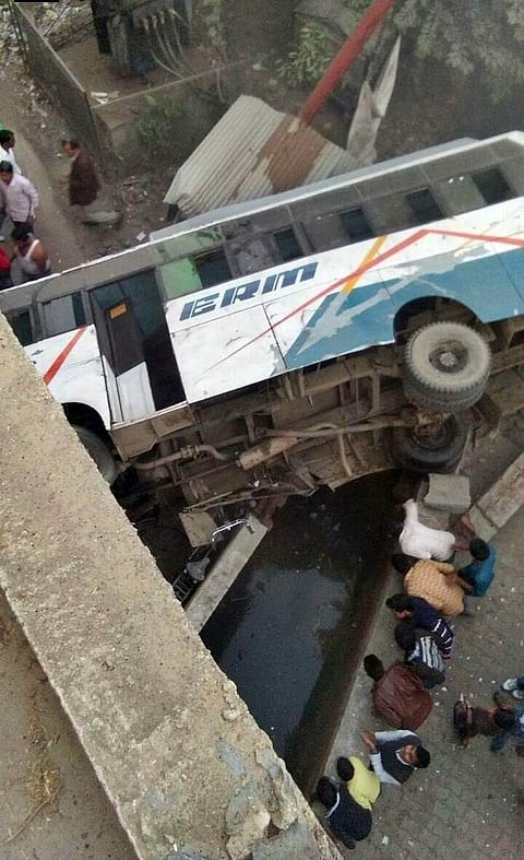 உத்தரப் பிரதேசத்தில் பேருந்து விபத்து: இருவர் சாவு, 31 பேர் படுகாயம்