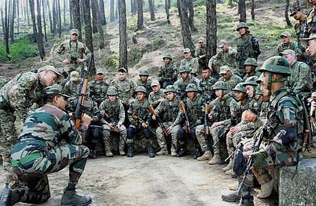 ஹிமாசலப் பிரதேசத்தின் பக்லோ நகரில் வியாழக்கிழமை தொடங்கிய இந்தியா, கஜகஸ்தான் நாடுகளுக்கு இடையேயான 14 நாள் கூட்டு ராணுவப் பயிற்சியில் பங்கேற்ற வீரர்கள்.