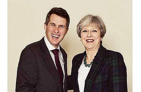 பிரிட்டன் பிரதமர் தெரசா மேயுடன் பாதுகாப்புத் துறைக்கான புதிய அமைச்சர் கேவின் வில்லியம்சன்.