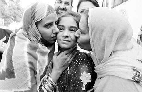 இந்தியாவில் 11 ஆண்டு சிறைவாசத்துக்குப் பிறகு தாய்நாடு திரும்பிய பாக். சகோதரிகள்