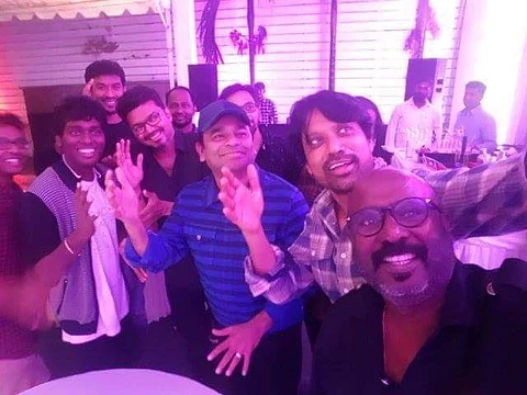 விஜய் ஏற்பாடு செய்த ‘மெர்சல்’ வெற்றிக் கொண்டாட்டம்! (படங்கள்)