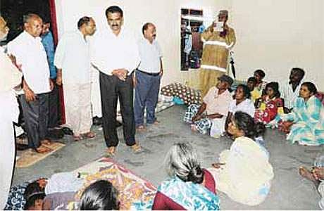 பெருங்களத்தூர் நிவாரண முகாமைப் பார்வையிட்ட ஆட்சியர் பா.பொன்னையா.