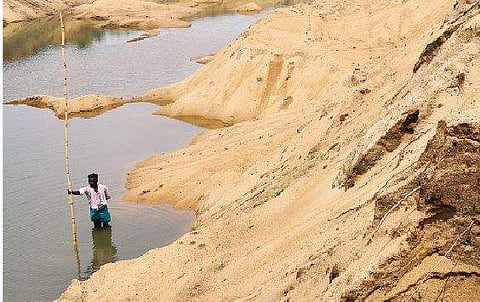திருச்சி திருவானைக்கா கொள்ளிடம் ஆற்றில் மணல் குவாரிகளால் ஏற்பட்ட பள்ளம்.