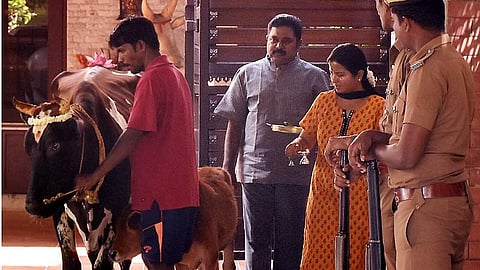 ஜெயா டிவி - தினகரன் வீடுகளில் ஐ.டி ரெய்டு