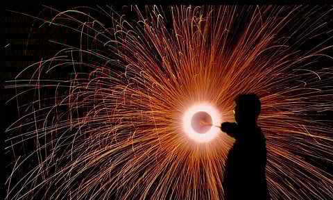 நாடு முழுவதும் பட்டாசுகளுக்குத் தடை கோரி உச்ச நீதிமன்றத்தில் சிறுவன் வழக்கு!