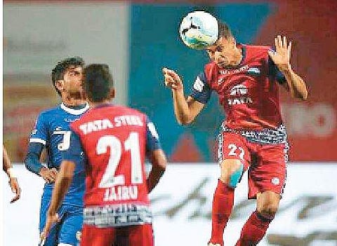 ஜாம்ஷெட்பூரில் வியாழக்கிழமை நடைபெற்ற ஆட்டத்தில் மோதிய சென்னையின் எஃப்சி-ஜாம்ஷெட்பூர் எஃப்சி அணியினர்.