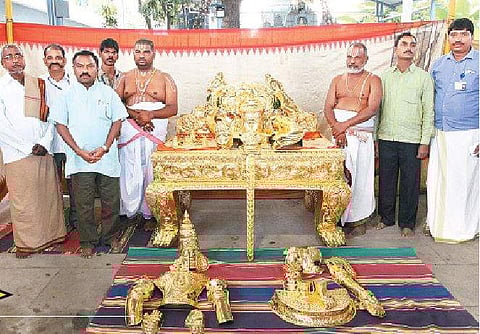 அப்பளாய்குண்டா பிரசன்ன வெங்கடேஸ்வரர் கோயிலுக்கு தங்க ஆபரணங்களை வழங்கிய திருப்பதி தேவஸ்தான செயல் இணை அதிகாரி போலா பாஸ்கர். 