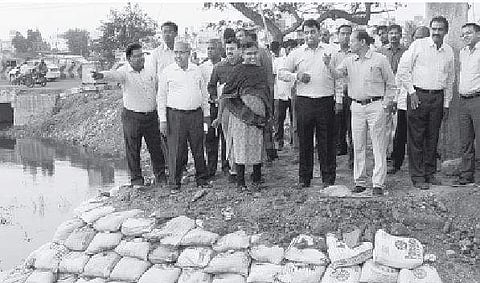 சென்னை நாராயணபுரம் ஏரியில், வடகிழக்குப் பருவமழையால் பாதிக்கப்பட்ட பகுதிகள் சீரமைக்கப்பட்டுள்ளதை பார்வையிடும் மத்தியக் குழுவினர்.