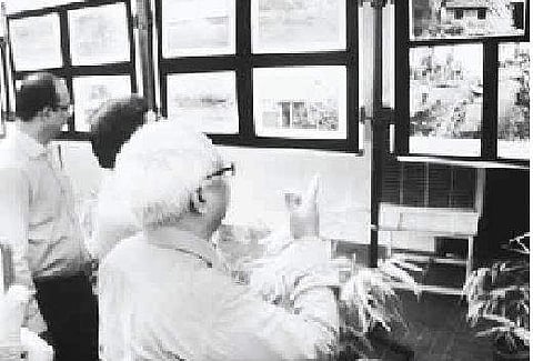 கொல்லங்கோடு அரசுப் பள்ளியில் அமைக்கப்பட்டிருந்த புயல் பாதிப்புகள் குறித்த புகைப்படக் கண்காட்சியைப் பார்வையிடும் மத்தியக் குழுவைச் சேர்ந்த அதிகாரிகள். 