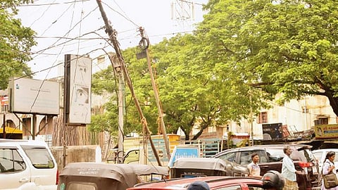 ஆபத்தான கேபிள் டிவி கம்பம்...