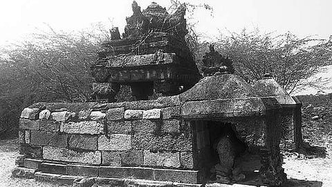 இடையன்வயலில் சிதிலமடைந்து கிடக்கும் கோபாலமடத்தின் இன்றைய தோற்றம்.