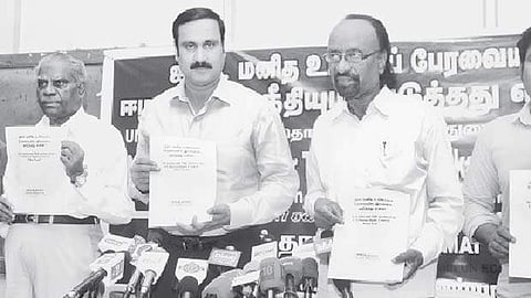 'ஐ.நா மனித உரிமைகள் பேரவையில் இலங்கை -அடுத்தது என்ன?' என்ற கையேட்டை வெளியிடும் (இடமிருந்து) பசுமைத் தாயகம் செயலர் அருள், ஓய்வு பெற்ற ஐ.ஏ.எஸ். அதிகாரி தேவசகாயம், பாமக இளைஞர் அணி தலைவர் அன்புமணி ராமதாஸ்