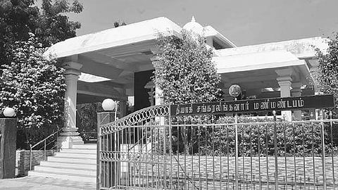 விருதுநகர் கல்லூரி சாலையில் பராமரிப்பின்றி காணப்படும் தியாகி சங்கரலிங்கனார் மணி மண்டபம்.