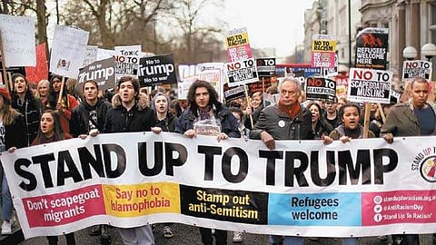 அமெரிக்க அதிபர் டிரம்ப் வெளியிட்ட முஸ்லிம் குடியேற்ற தடை உத்தரவையடுத்து பிரிட்டன் தலைநகர் லண்டனில் நடைபெற்ற ஆர்ப்பாட்ட ஊர்வலம்.