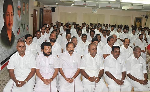 சட்டமன்ற உறுப்பினர்கள் தலைமறைவு, நாட்டுக்கு அவமானம்!