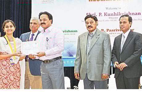 எஸ்.ஆர்.எம்.பல்கலைக்கழகத்தில் நடைபெற்ற தேசிய அறிவியல் தின விழாவில் மாணவிக்கு தங்கப்பதக்கம், சான்றிதழ் வழங்குகிறார் ஸ்ரீஹரிகோட்டா சதீஷ் தவண் விண்வெளி மைய இயக்குநர் பி.குன்னிகிருஷ்ணன்.