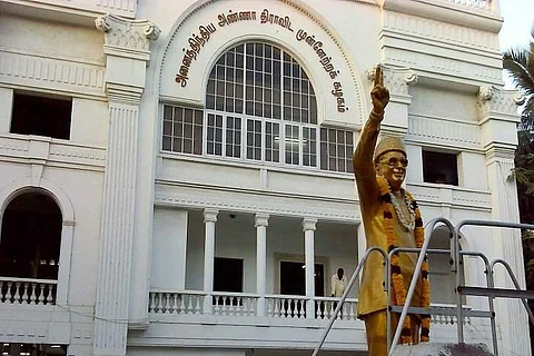 கொடிகட்டிப் பறந்த எம்.ஜி.ஆர் நூற்றாண்டில் கொடிக்கும் சின்னத்துக்கும் சிதறும் அதிமுக