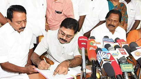 ஆர்.கே நகர் தொகுதி இடைத்தேர்தல்: டி.டி.வி. தினகரன் 'திடீர்' ஆலோசனை 