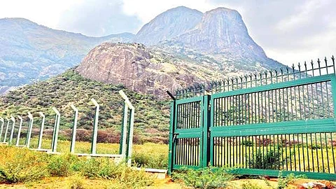 தேனி மாவட்டம், தேவாரம் அருகே பொட்டிப்புரத்தில் நியூட்ரினோ ஆய்வகம் அமைக்க தேர்வு செய்யப்பட்ட அம்பரப்பர் மலை.