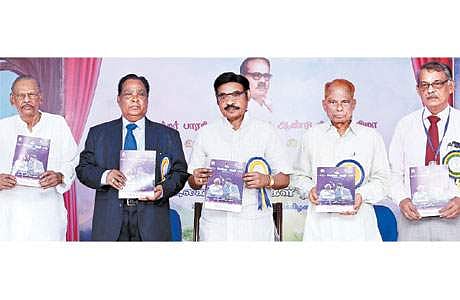 எஸ்.ஆர்.எம். பல்கலைக்கழகத்தில் நடைபெற்ற வேந்தர் நெறி காலாண்டிதழ் வெளியீட்டு விழாவில் (இடமிருந்து) கவிஞர் பொன்னடியான், வி.ஜி.சந்தோஷம், வேந்தர் டி.ஆர். பாரிவேந்தர்,