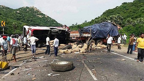 சாலை விபத்தில் தமிழகம்தான் நம்பர் ஒன்: தடுப்பது எப்படி? 