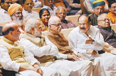 நாடாளுமன்ற பாஜக எம்.பி.க்கள் கூட்டத்தில் பங்கேற்ற பிரதமர் நரேந்திர மோடி, பாஜக மூத்த தலைவர் எல்.கே.அத்வானி, மத்திய அமைச்சர்கள் வெங்கய்ய நாயுடு, ராஜ்நாத் சிங் உள்ளிட்டோர்.