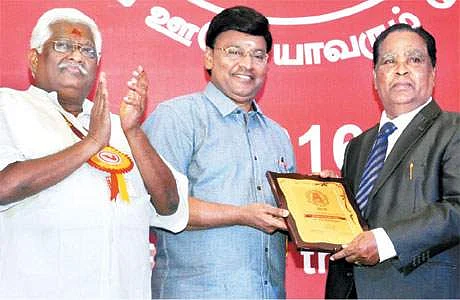 சென்னையில் வெள்ளிக்கிழமை நடைபெற்ற தமிழ்நாடு சுற்றுலா விருது வழங்கும் விழாவில் வாழ்நாள் சாதனையாளர் விருதை வி.ஜி.பி. குழுமத் தலைவர் வி.ஜி.சந்தோஷத்துக்கு வழங்குகிறார் திரைப்பட இயக்குநர் கே.பாக்யராஜ்.