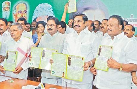 ராயப்பேட்டையில் திங்கள்கிழமை நடைபெற்ற அதிமுக (அம்மா) கட்சியின் தேர்தல் அறிக்கை வெளியீட்டு விழாவில் (இடமிருந்து) அவைத் தலைவர் செங்கோட்டையன், மூத்த தலைவர் பண்ருட்டி ராமச்சந்திரன்,
