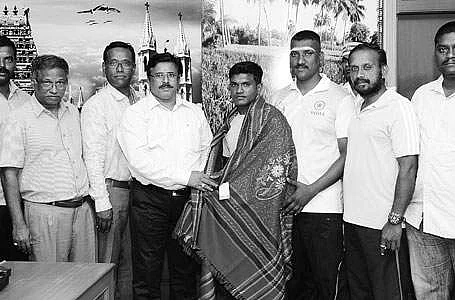 இளைஞர் சபரிநாதனுக்கு சால்வை அணிவித்துப் பாராட்டுகிறார் நாகை மாவட்ட ஆட்சியர் சு. பழனிசாமி. உடன், இ.ஜி.எஸ் பிள்ளை கல்லூரிச் செயலாளர் எஸ். பரமேஸ்வரன். (உள்படம்) சங்கிலிப் பிணைப்புகளுடன் கடலில் நீந்திய இ