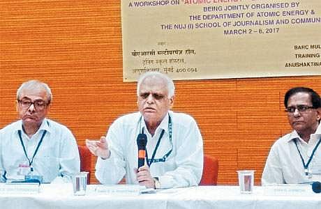 பயிலரங்கில் திங்கள்கிழமை பேசும் (இடமிருந்து) மையத்தின் உயிரி அறிவியல் குழும இயக்குநர் சத்தோபாத்யாய், இந்திய அணுசக்தி ஒழுங்குமுறை வாரியத் தலைவர் எஸ்.ஏ. பரத்வாஜ்