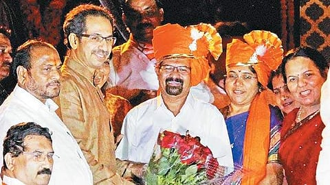 மும்பை மாநகராட்சியின் புதிய மேயராக தேர்வு செய்யப்பட்ட விஸ்வநாத் மகாதேஷ்வருக்கு மலர்க் கொத்து அளித்து வாழ்த்திய சிவசேனைத் தலைவர் உத்தவ் தாக்கரே. நாள்: புதன்கிழமை