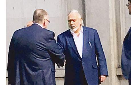 மத்திய அரசின் கோரிக்கையை ஏற்று ஸ்காட்லாந்து யார்டு போலீஸாரால் லண்டனில் செவ்வாய்க்கிழமை கைது செய்யப்பட்ட பிறகு, அங்குள்ள நீதிமன்றத்தில் தனது வழக்குரைஞர் மூலம் ஜாமீன் பெற்று சென்ற விஜய் மல்லையா.