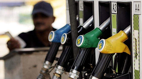 பெட்ரோல், டீசல் விலையை லிட்டருக்கு ரூ.2.50 குறைக்க மத்திய அரசு முடிவு  