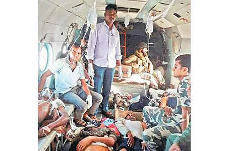 சத்தீஸ்கர் மாநிலம், சுக்மா மாவட்டத்தில் நக்ஸல் தீவிரவாதிகள் திங்கள்கிழமை நிகழ்த்திய தாக்குதலில் காயமடைந்து, மருத்துவச் சிகிச்சைக்காக ராய்ப்பூருக்கு அழைத்துச் செல்லப்படும் சிஆர்பிப்எஃப் வீரர்கள்.
