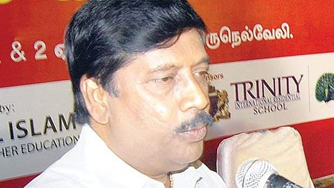 நிகழ்ச்சியில் பேசுகிறார் முனைவர் கு.ஞானசம்பந்தன்.