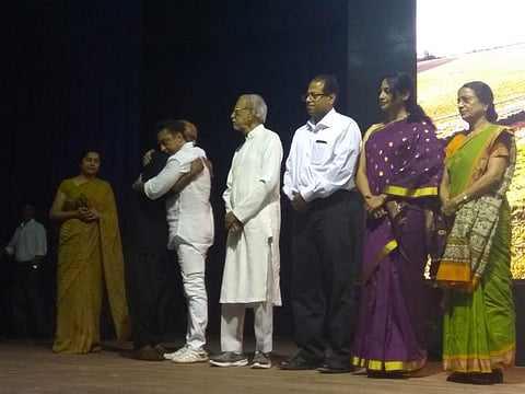 ரஜினியைக் கட்டிக்கொண்ட கமல்! உணர்வுபூர்வமான காட்சிகள்! (படங்கள்)