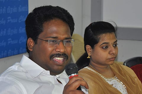 என் குடும்ப வாழ்க்கையை அழிக்கப் பார்க்கிறார்: திருச்சி சிவா மீது மகன் பகீர் குற்றச்சாட்டு