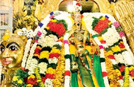 வில்லாபுரம் பாவக்காய் மண்டகப்படியில் இன்று சுவாமி, அம்மன் அருள்பாலிப்பு