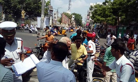 தலைக்கவசம் கட்டாயம் நடைமுறைக்கு வந்தது: புதுச்சேரி போக்குவரத்து போலீஸார் சோதனை