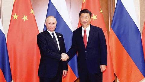 ரஷிய அதிபர் புதினை வரவேற்கும் சீன அதிபர் ஜீ ஜின்பிங்.