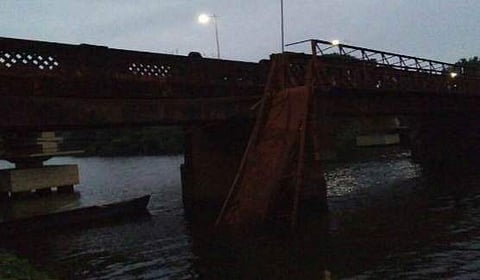 கோவாவில் நடைபாலம் இடிந்து விழுந்ததில் 50 பேர் ஆற்றில் மூழ்கினர்: மீட்பு பணி தீவிரம் 