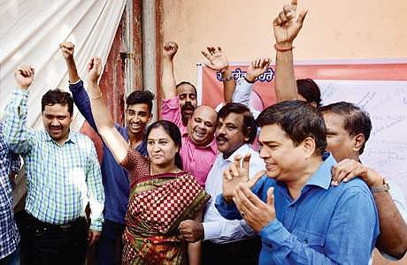 குல்பூஷணுக்கு விதிக்கப்பட்ட தூக்கு தண்டனையை நிறுத்தி வைத்து சர்வதேச நீதிமன்றம் பிறப்பித்த உத்தரவை மும்பையில் கொண்டாடும் நண்பர்கள்.