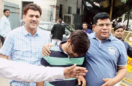 தில்லி தீஸ் ஹசாரி நீதிமன்றத்தில் வியாழக்கிழமை போலீஸாரால் ஆஜர்படுத்தப்பட்ட 'ஹவாலா' ஏஜெண்ட் லலித் குமார் என்ற பாபு பாய் (நடுவில்).