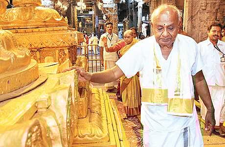 திருமலையில் உள்ள கொடி மரத்தை வணங்கியபடி ஏழுமலையானைத் தரிசிக்கச் சென்ற முன்னாள் பிரதமர் தேவேகௌடா.